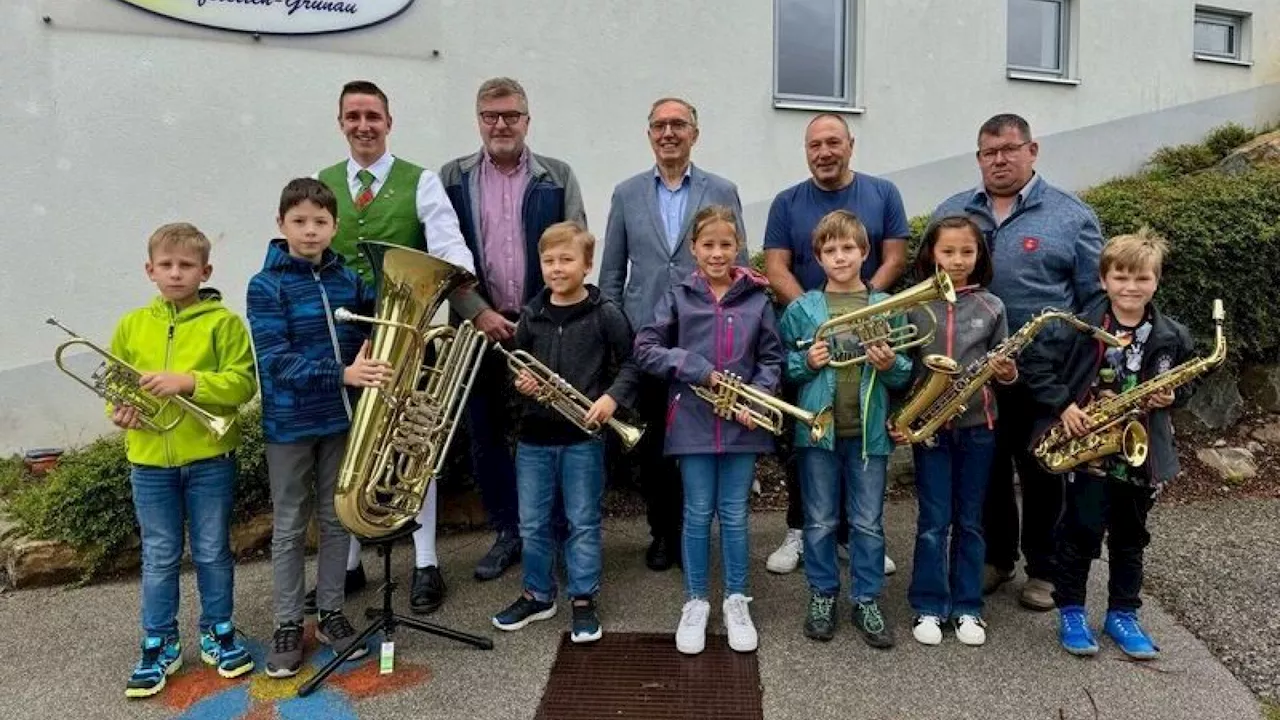 Instrumente an junge Musiktalente in Hofstetten-Grünau übergeben