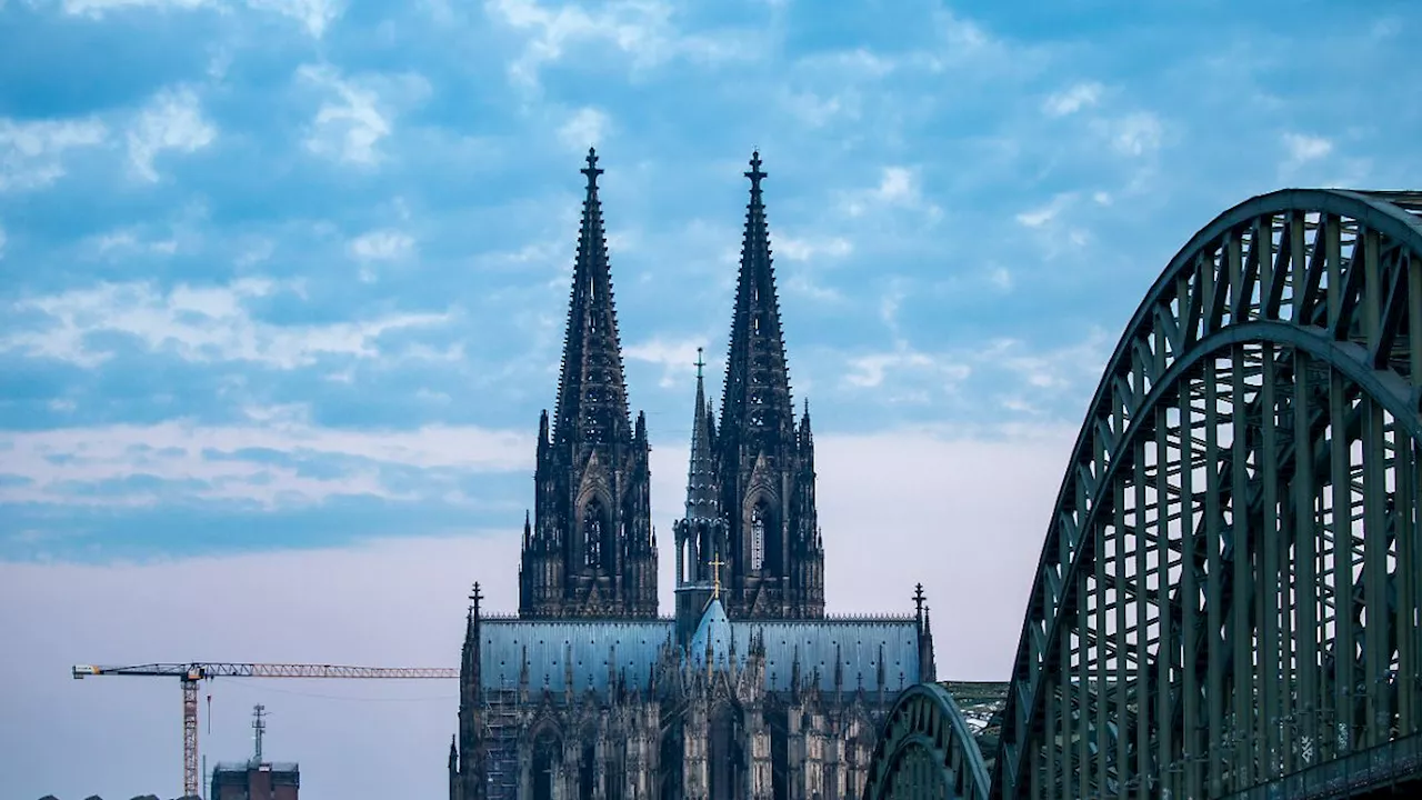 Bericht über verletzte Person: Polizei sperrt Kölner Partymeile nach Explosion