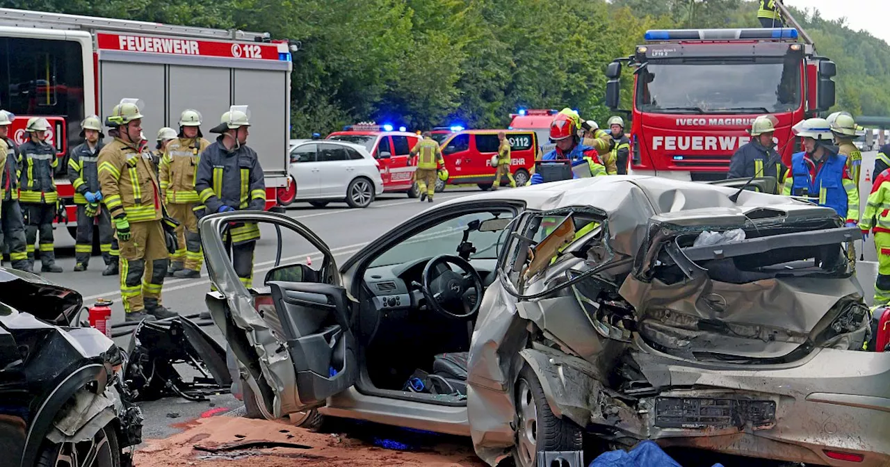 Drei Verletzte bei Auffahrunfall auf Autobahnzubringer (L776) bei Salzkotten