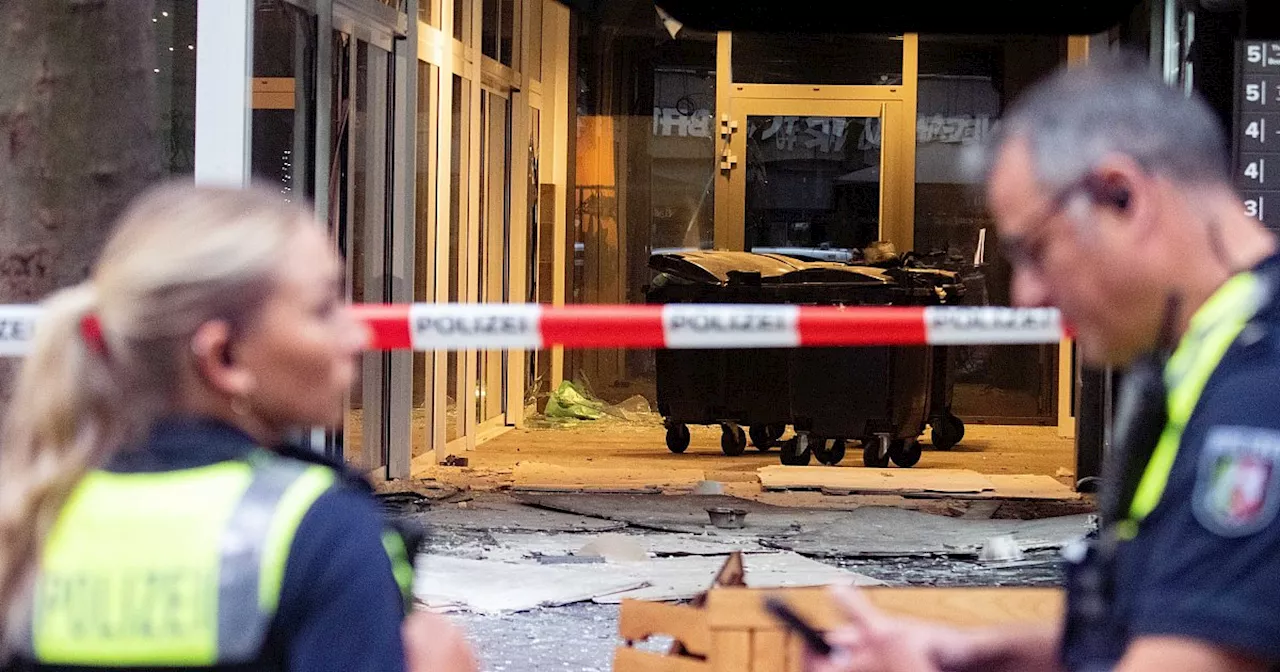 Mann leicht verletzt bei Explosion im Hauseingang in Köln