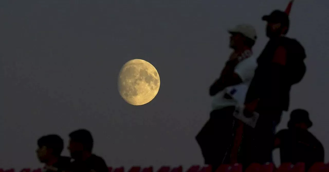 Doppelphänomen: Vollmond mit partieller Finsternis leuchtet