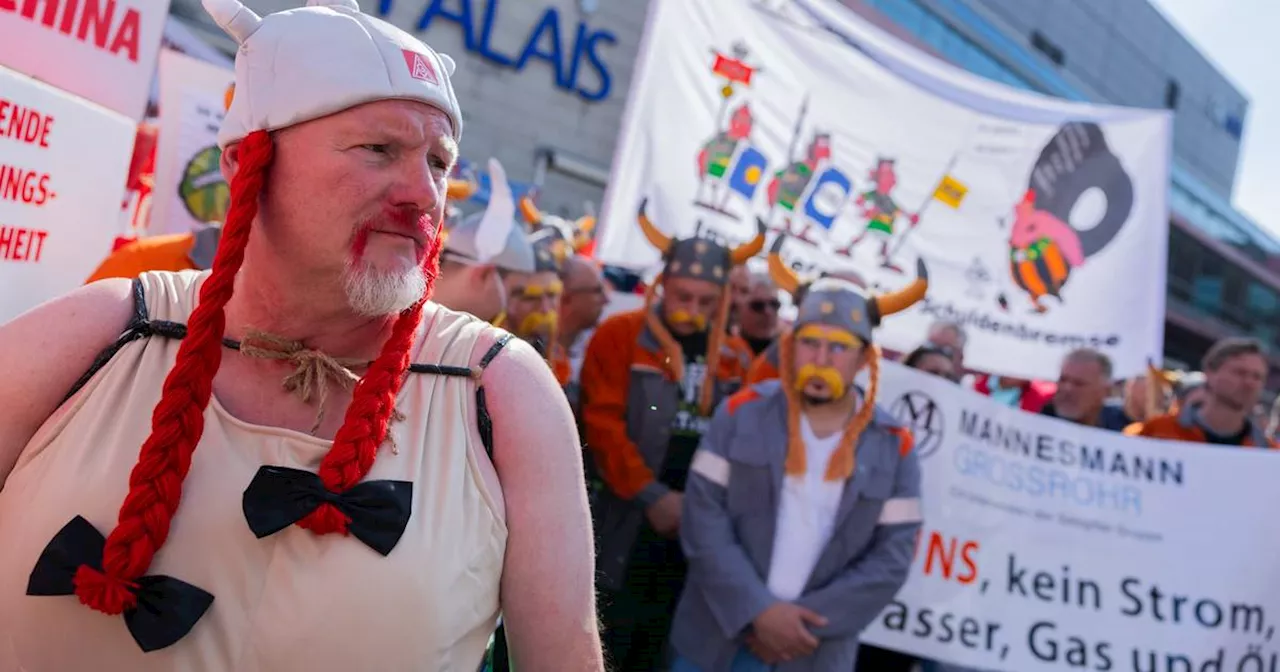 Fotos: Rund 1500 Metaller protestieren beim nationalen Stahlgipfel in Duisburg