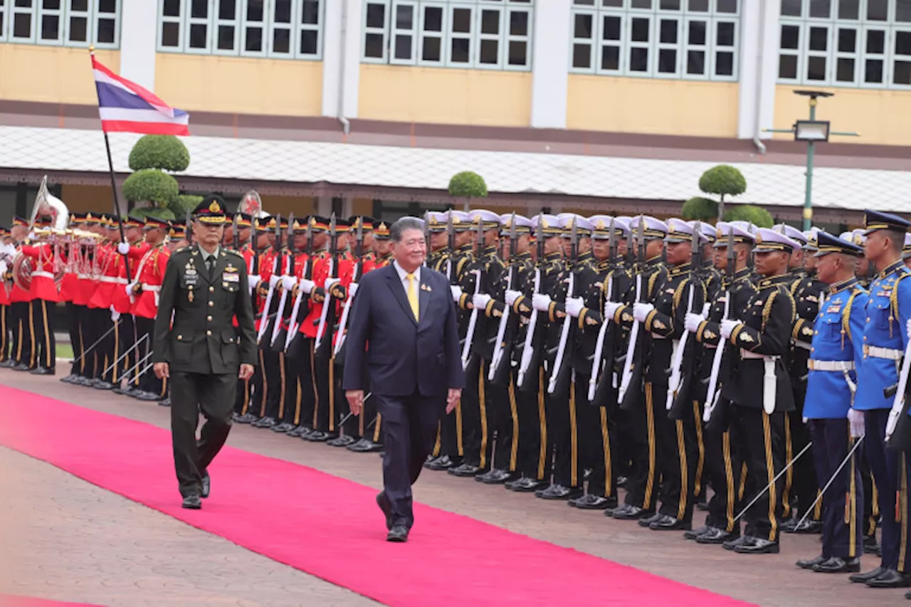 กลาโหมจัดพิธีต้อนรับ “บิ๊กอ้วน” ชื่นมื่น ก่อนเข้ารับฟังบรรยายสรุป