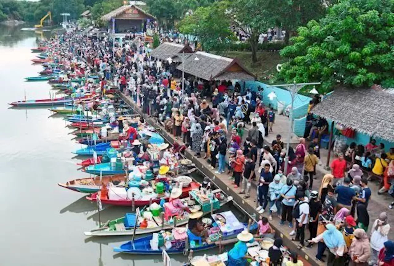 Malaysians flock to southern Thailand for long weekend, pumping one billion baht into economy