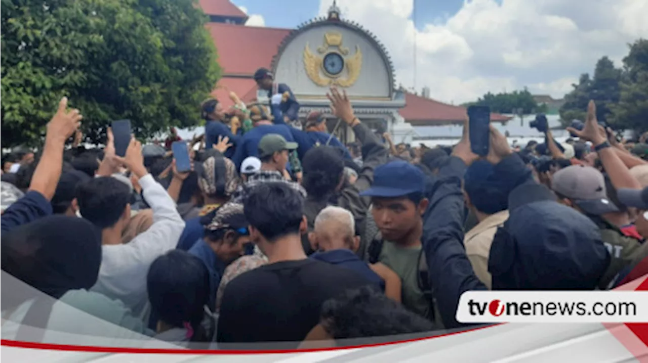 Ratusan Wisatawan Berebut Keberkahan dari Gunungan Grebeg Maulud di Keraton Yogyakarta