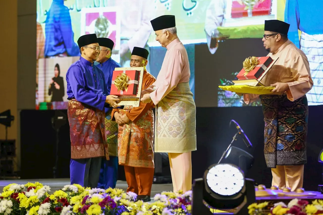 Sultan Nazrin sampaikan anugerah Maulidur Rasul