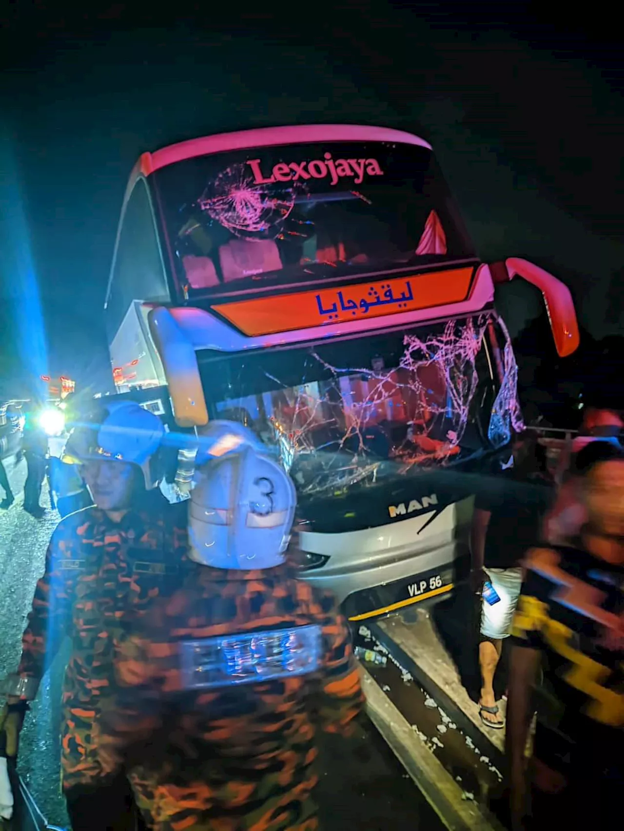 Tiga penumpang tersepit, bas langgar pembahagi jalan