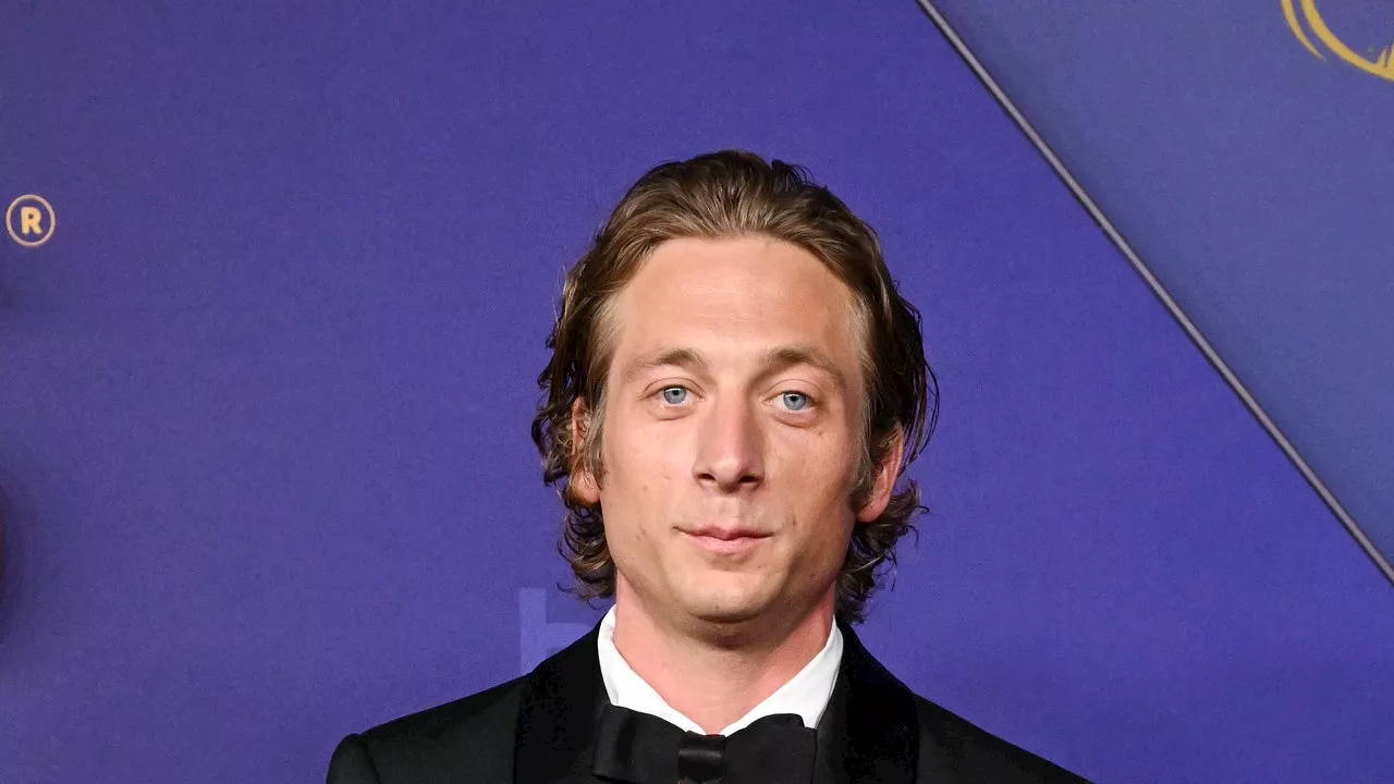 Jeremy Allen White accompagnato (non da Rosalía), il ritorno di Jennifer Aniston e tutte le star degli Emmy 2024