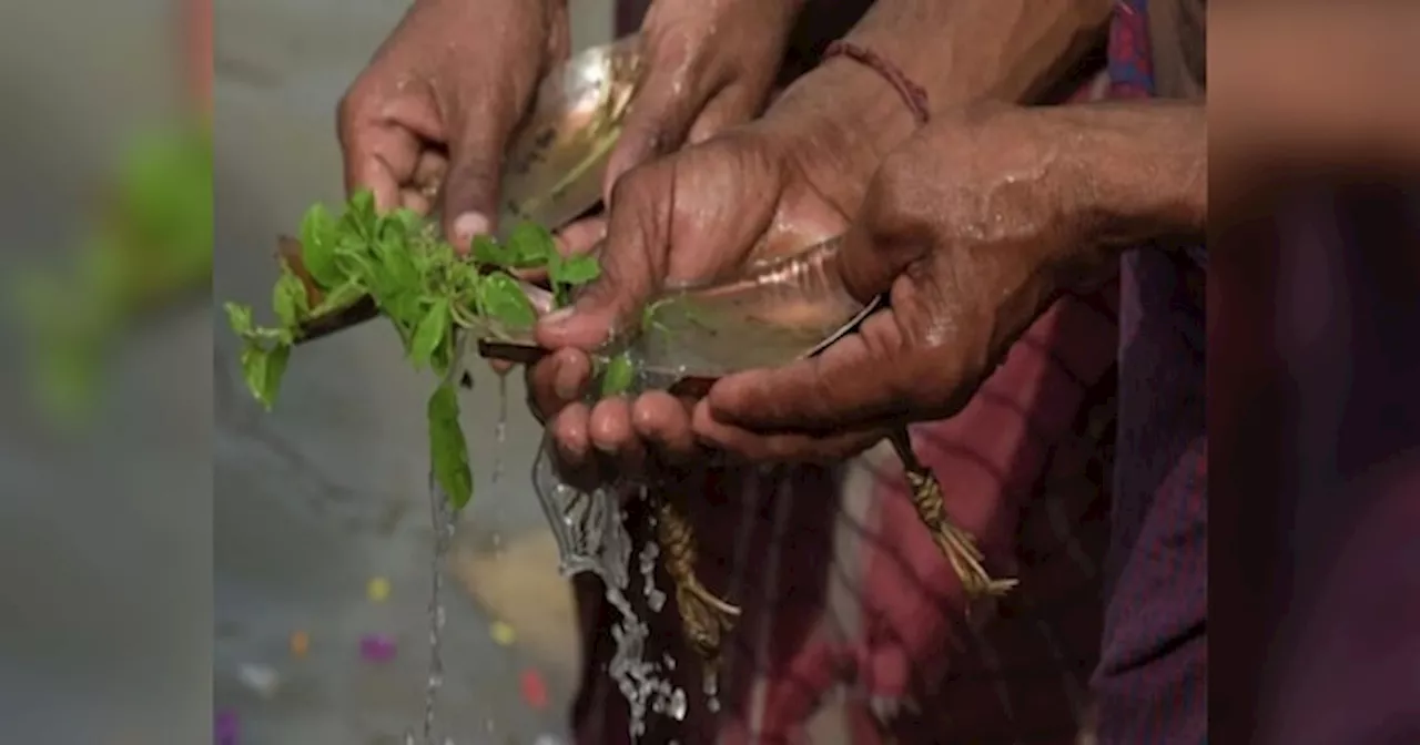 Pitru Paksha 2024: पितृपक्ष में श्राद्ध करते समय अंगूठे से ही क्यों दिया जाता है जल, जानें क्या कहते हैं धार्मिक ग्रंथ