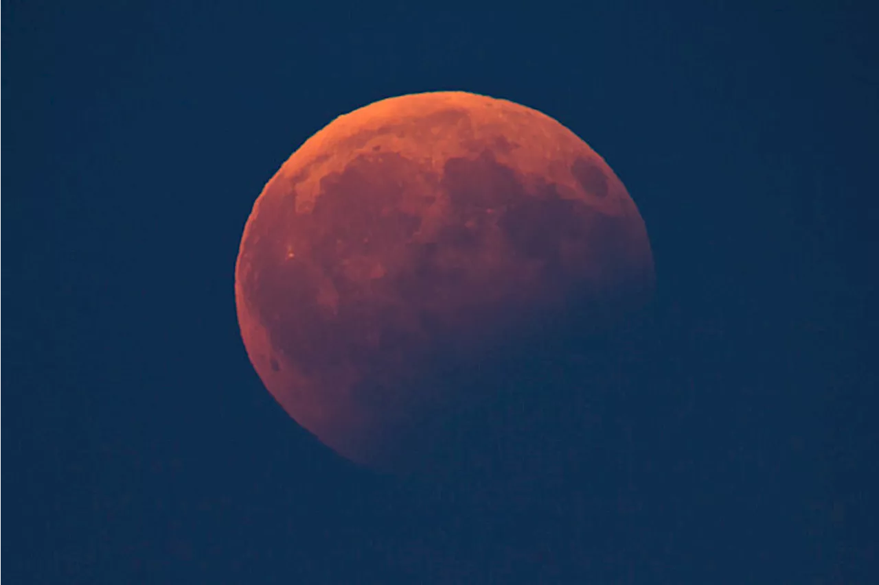 Arriva la seconda Superluna dell'anno, con un'eclissi parziale DIRETTE