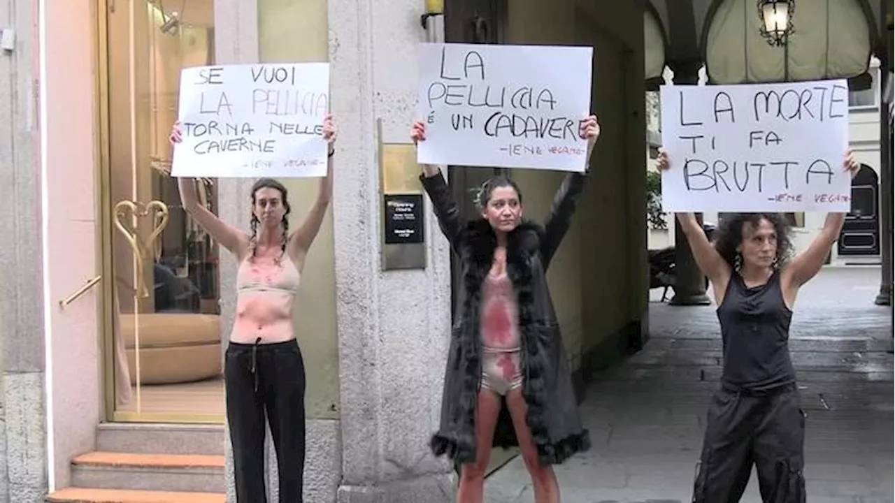 Iene Vegane a Milano contro la Fashion Week: 'Si puo' essere belli anche senza animali morti'