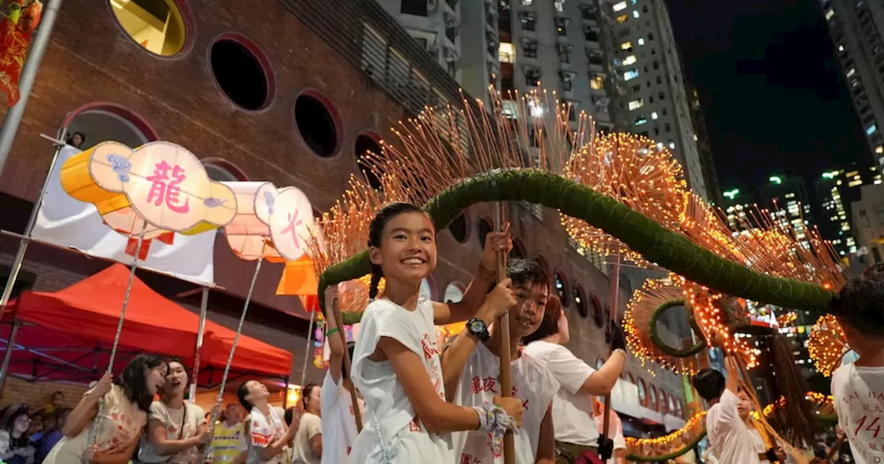 Hong Kong youth carry forward city's 145-year-old Fire Dragon Dance