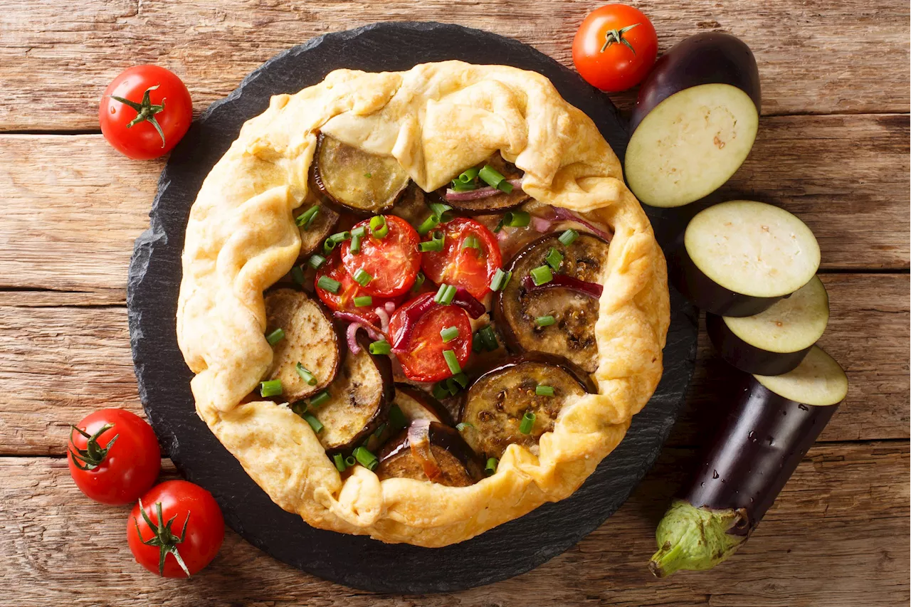 Cette recette de tarte tatin d'aubergine signée Cyril Lignac charme les papilles des plus gourmands