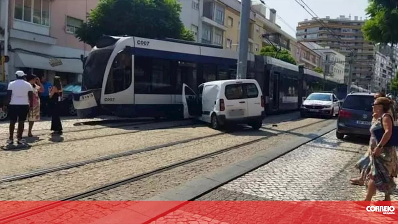 Choque entre Metro Sul do Tejo e carrinha faz um ferido em Almada