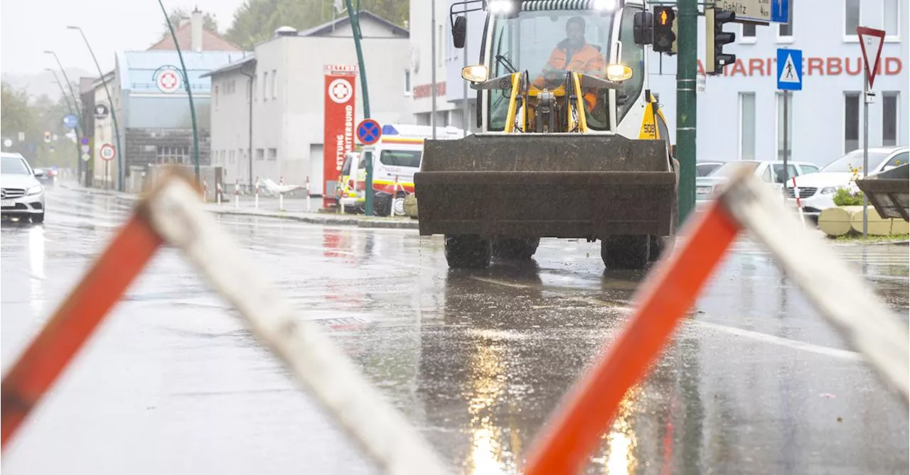 Südbahn fährt, Westbahn bleibt gesperrt, mehr als 250 Straßensperren in Niederösterreich