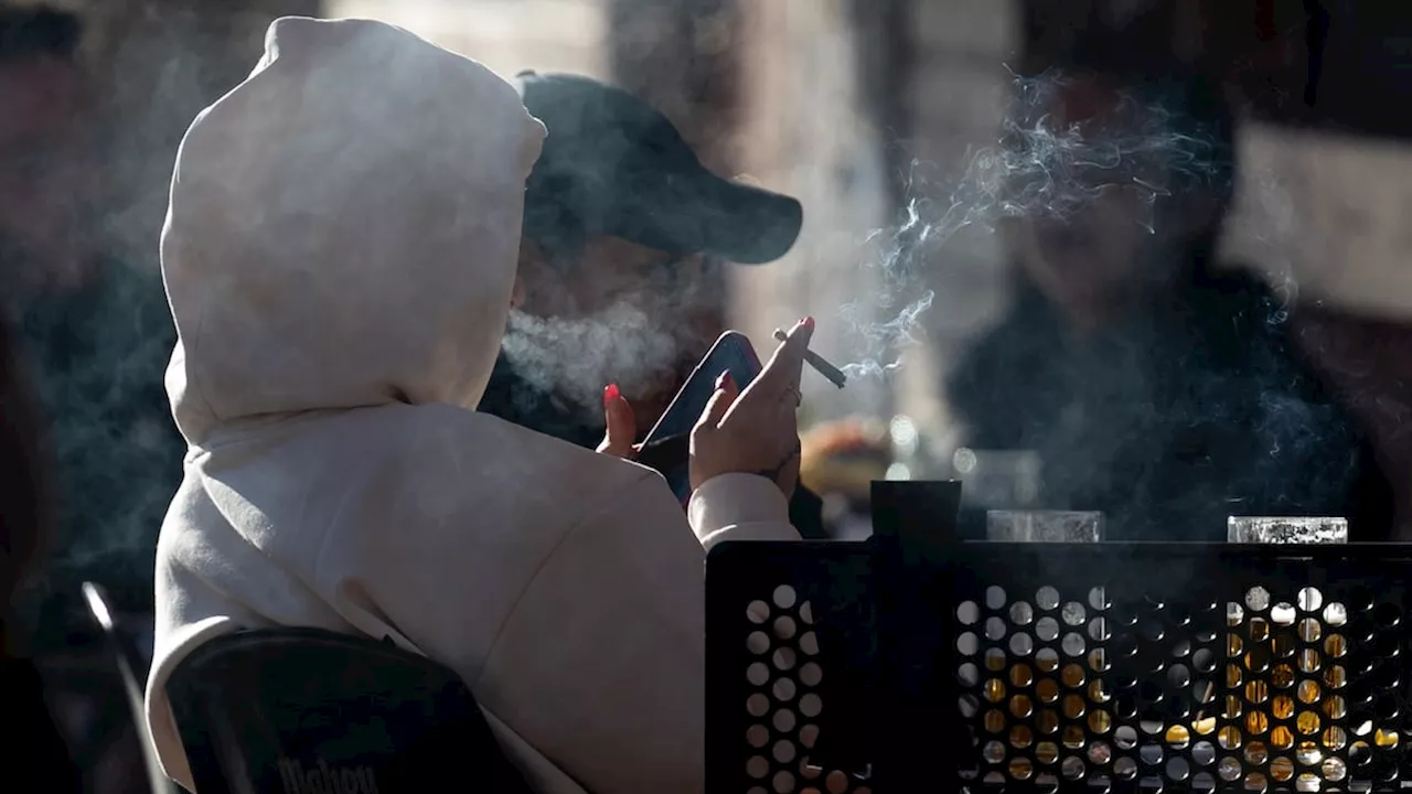 Bruselas propone que se prohíba fumar en terrazas, incluso cigarrillos electrónicos