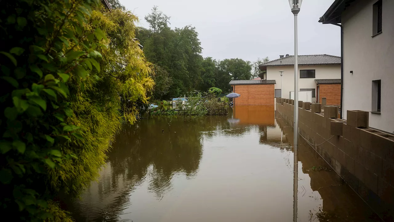 Hochwasser flutet Siedlung – 20 Häuser evakuiert