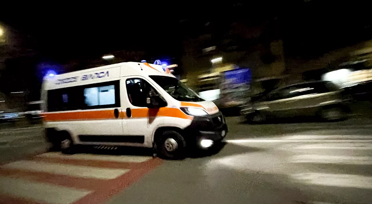 Soccorso dai sanitari del 118 li aggredisce e ruba l'ambulanza tentando la fuga: «Volevo andare all'ospedale»