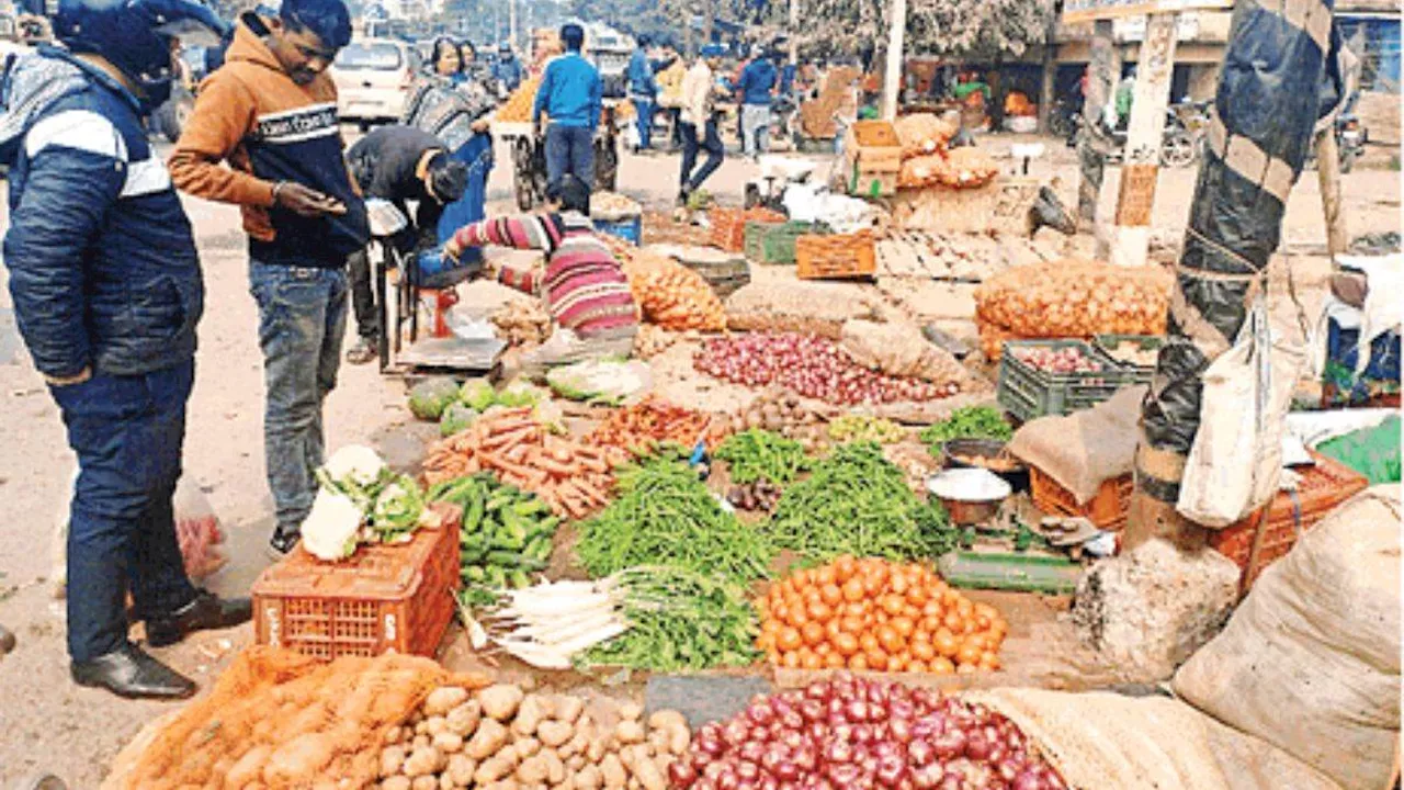 Vegetable Prices Hike: बारिश ने बिगाड़ा रसोई का बजट, सब्जियों के दामों ने बढ़ाई चिंता, धनिया ने छुआ 'आसमान'