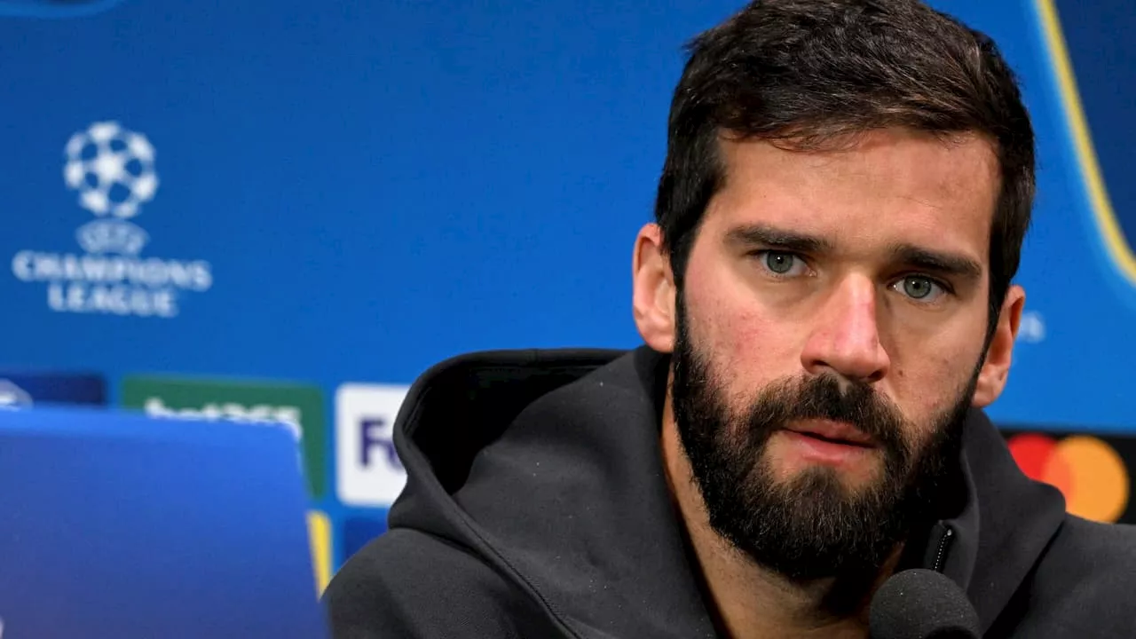 Alisson reclama de novo formato da Champions League: ‘Ninguém pergunta aos jogadores’