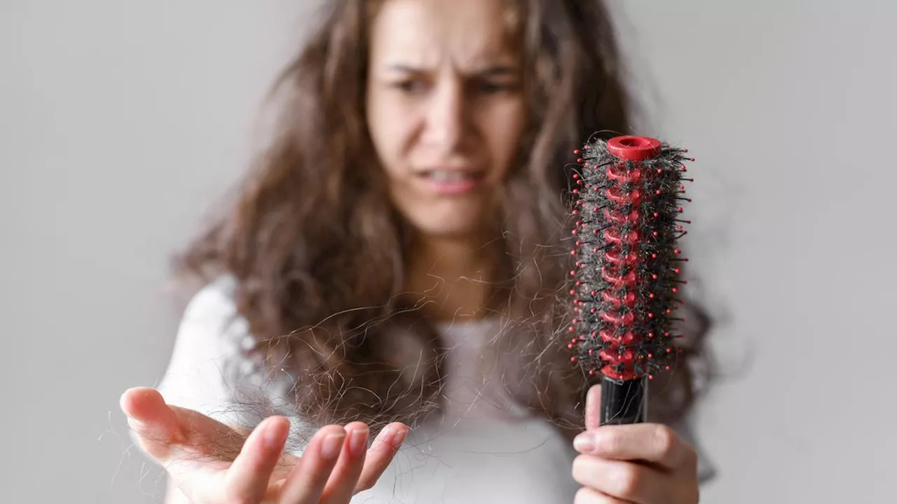 7 Makna Mimpi Rambut Rontok: Simbol Ketakutan, Kecemasan, dan Perubahan