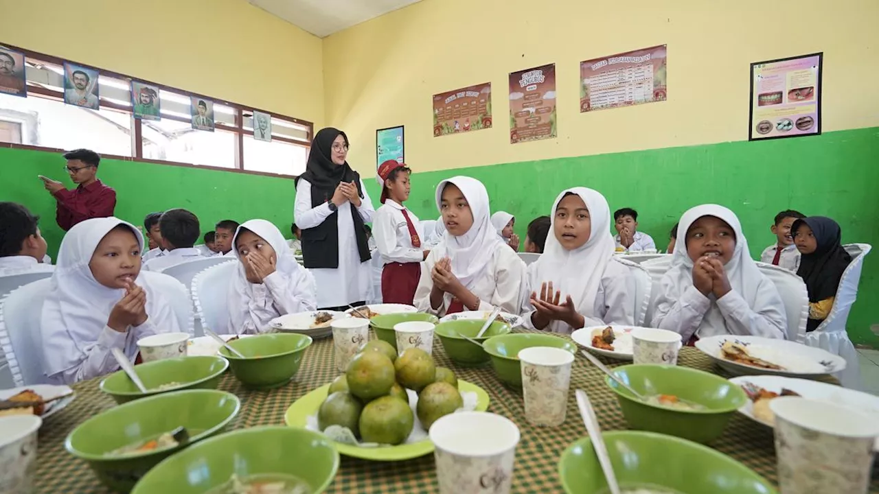 Bupati Ipuk Simulasi Program Makan Siang Bergizi Saat Program Bunga Desa