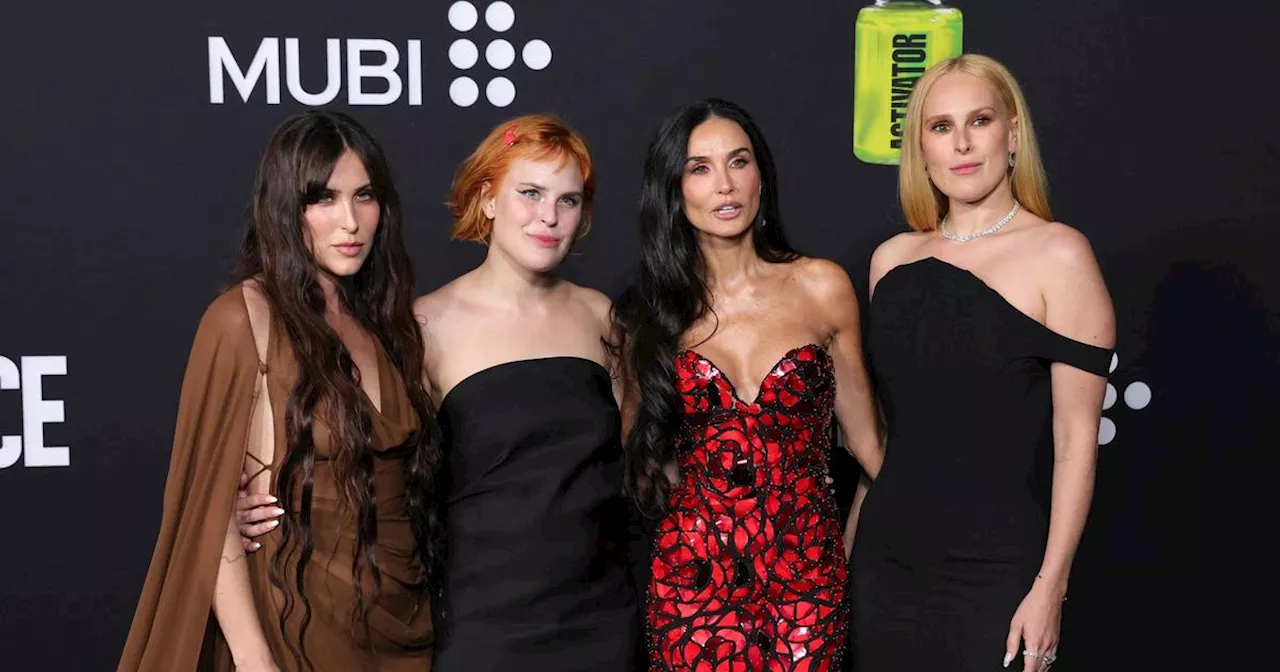 «Elle a l'air plus jeune que ses filles» : Demi Moore en famille sur le tapis rouge de Los Angeles