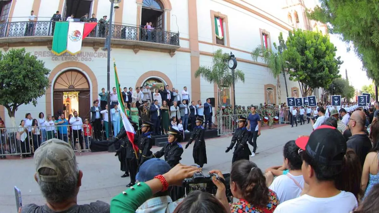 En Lerdo familias disfrutan del tradicional desfile vespertino por la Independencia de México