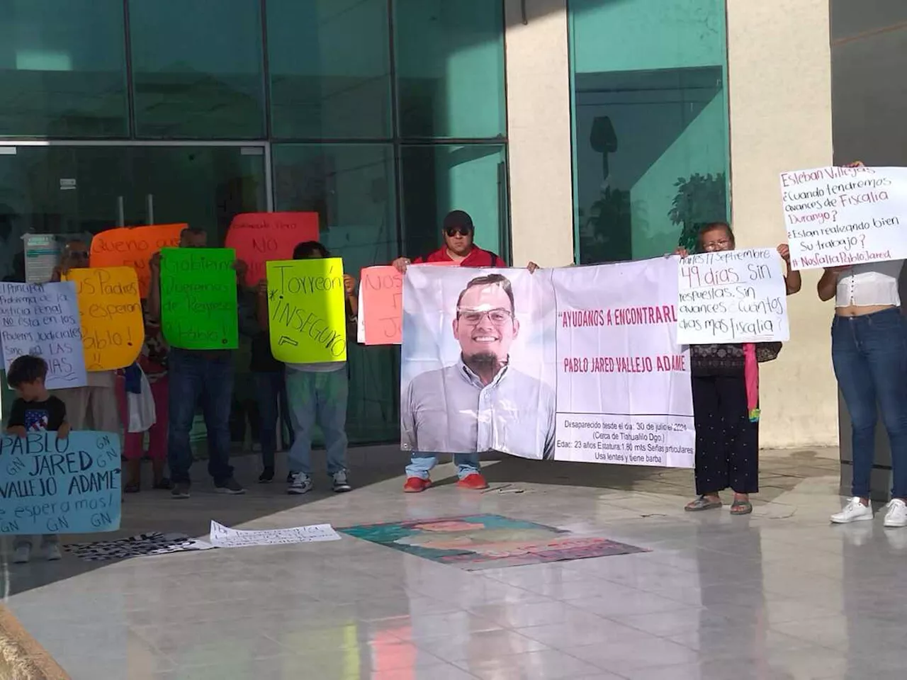 Familiares y amigos de Pablo Jared protestan frente a FGE en Torreón