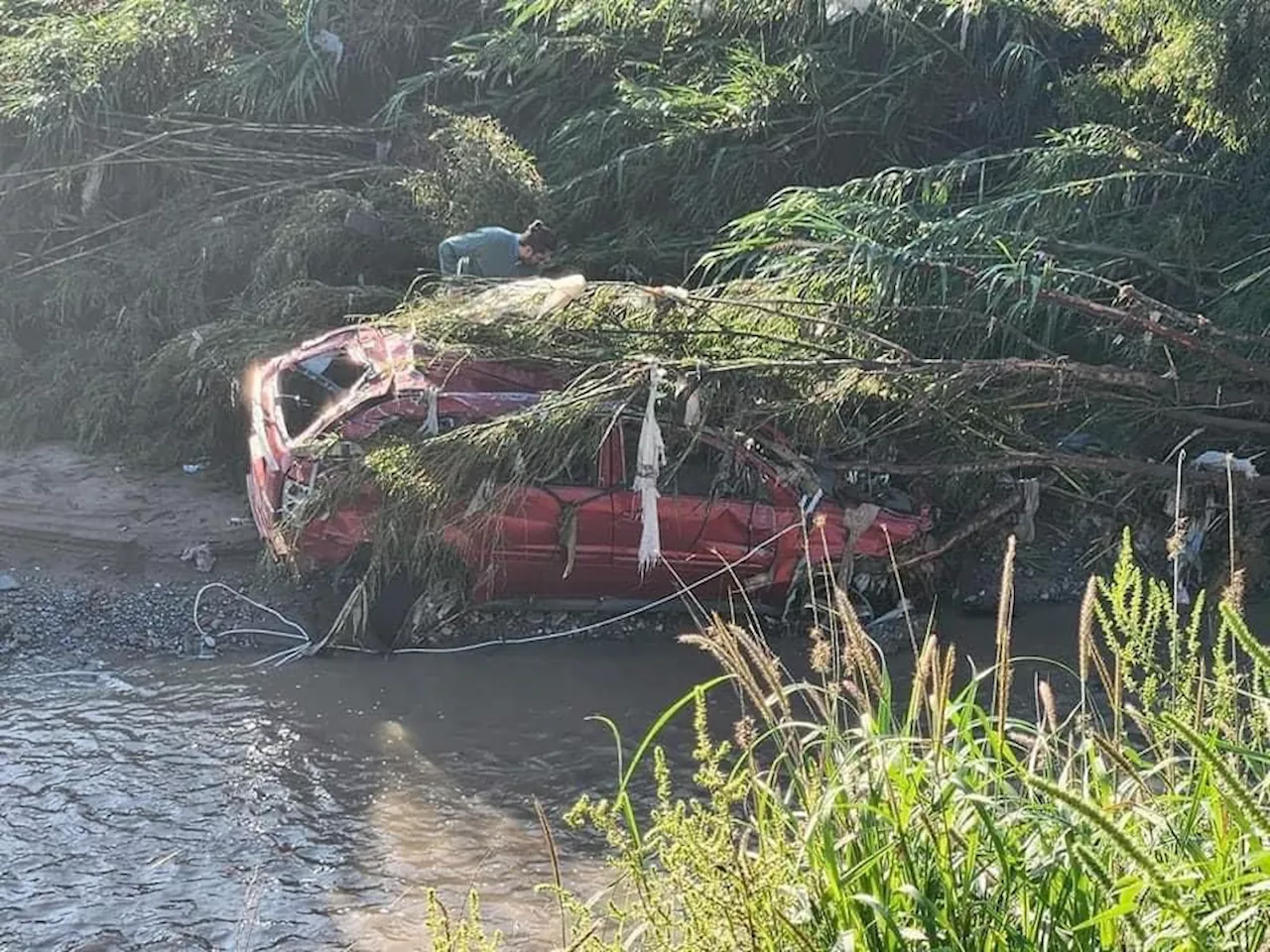 Hallan auto de tres personas desaparecidas al ser arrastradas por arroyo en Ramos Arizpe