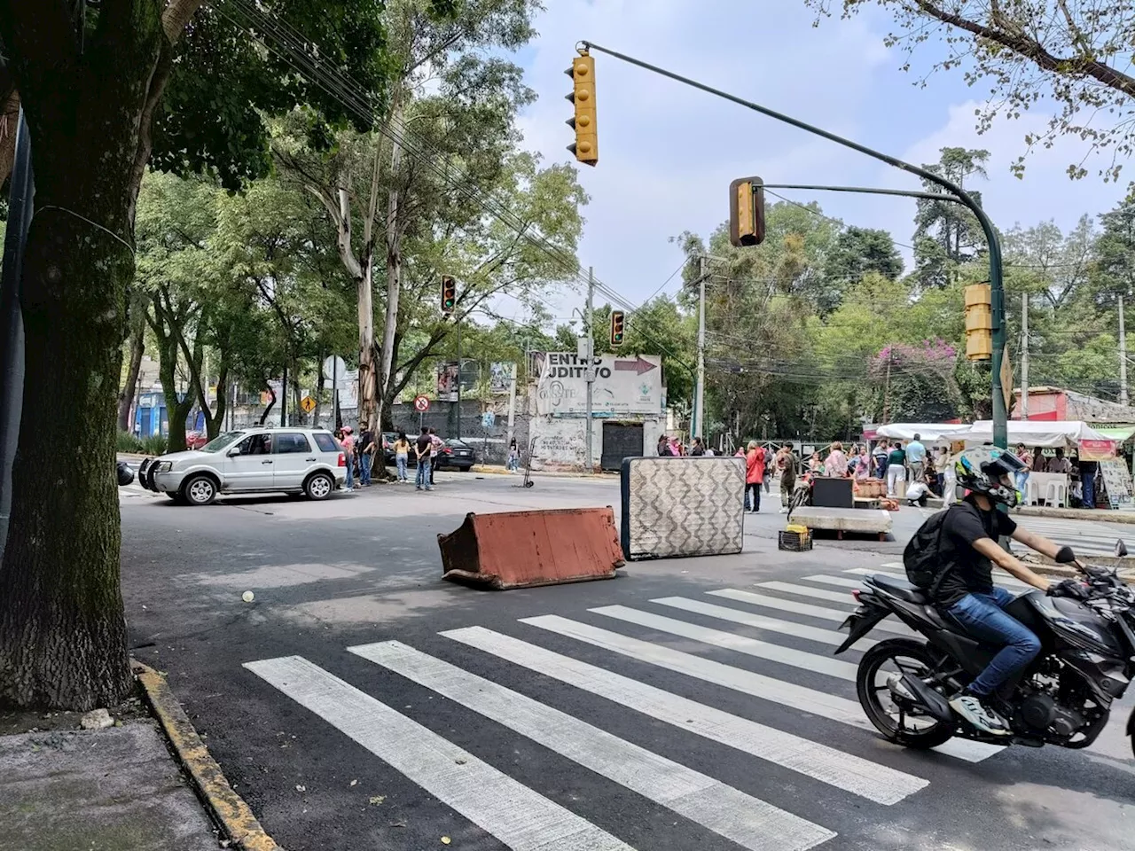 Vecinos de Tlalpan bloquean con muebles Av. San Fernando para pedir apoyo por inundaciones