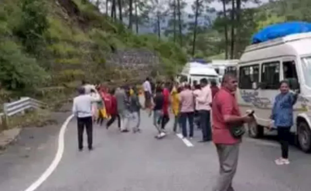 उत्तराखंड में लैंडस्लाइड में फंसे गुजराती पर्यटकों ने बीच सड़क पर किया गरबा, एनर्जी देख लोग बोले- जीना इसी का नाम है