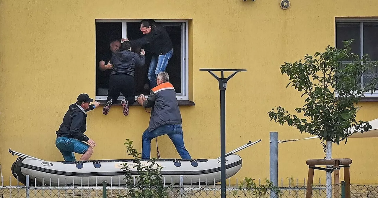 Hochwasser: Kampf gegen Fluten, Hoffnung auf besseres Wetter