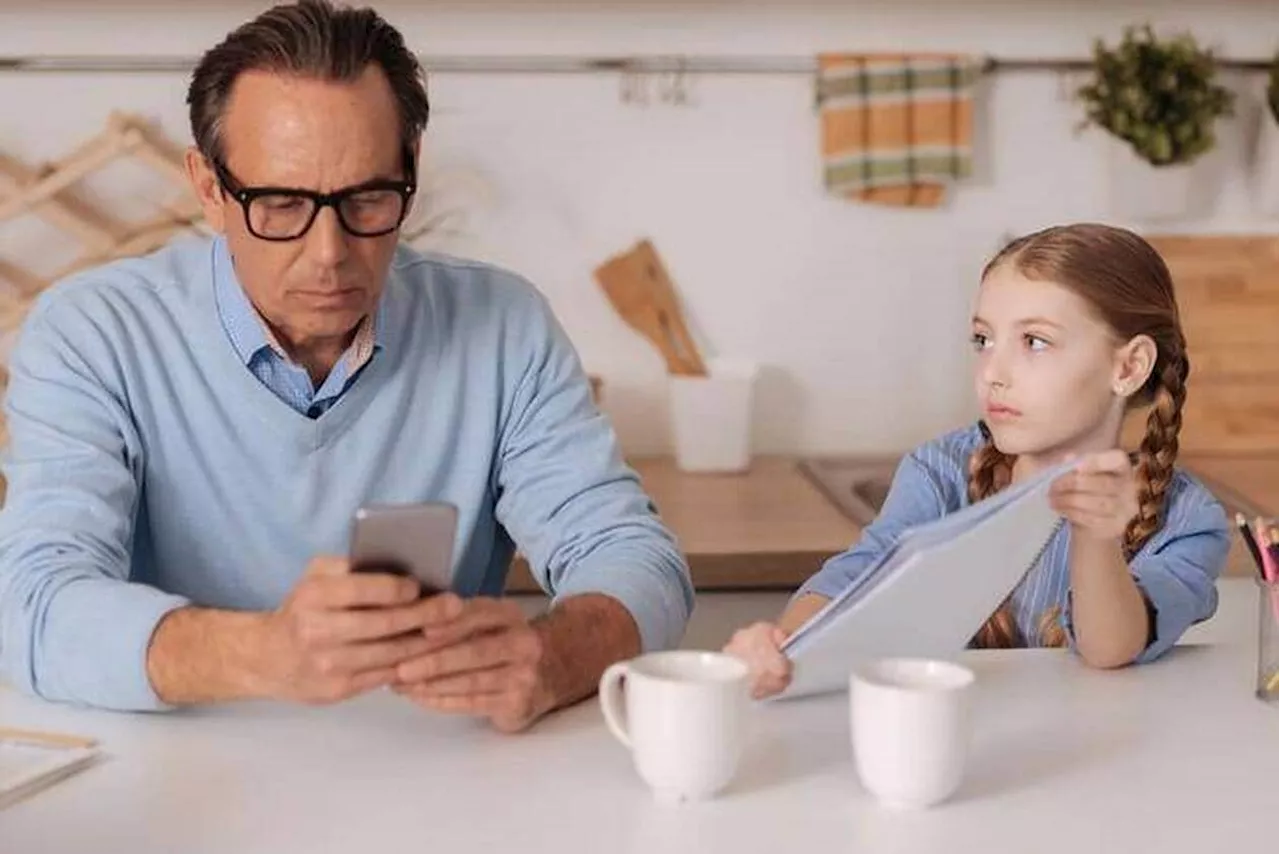 Voici ce qui arrive aux enfants quand leurs parents passent trop de temps sur leurs téléphones