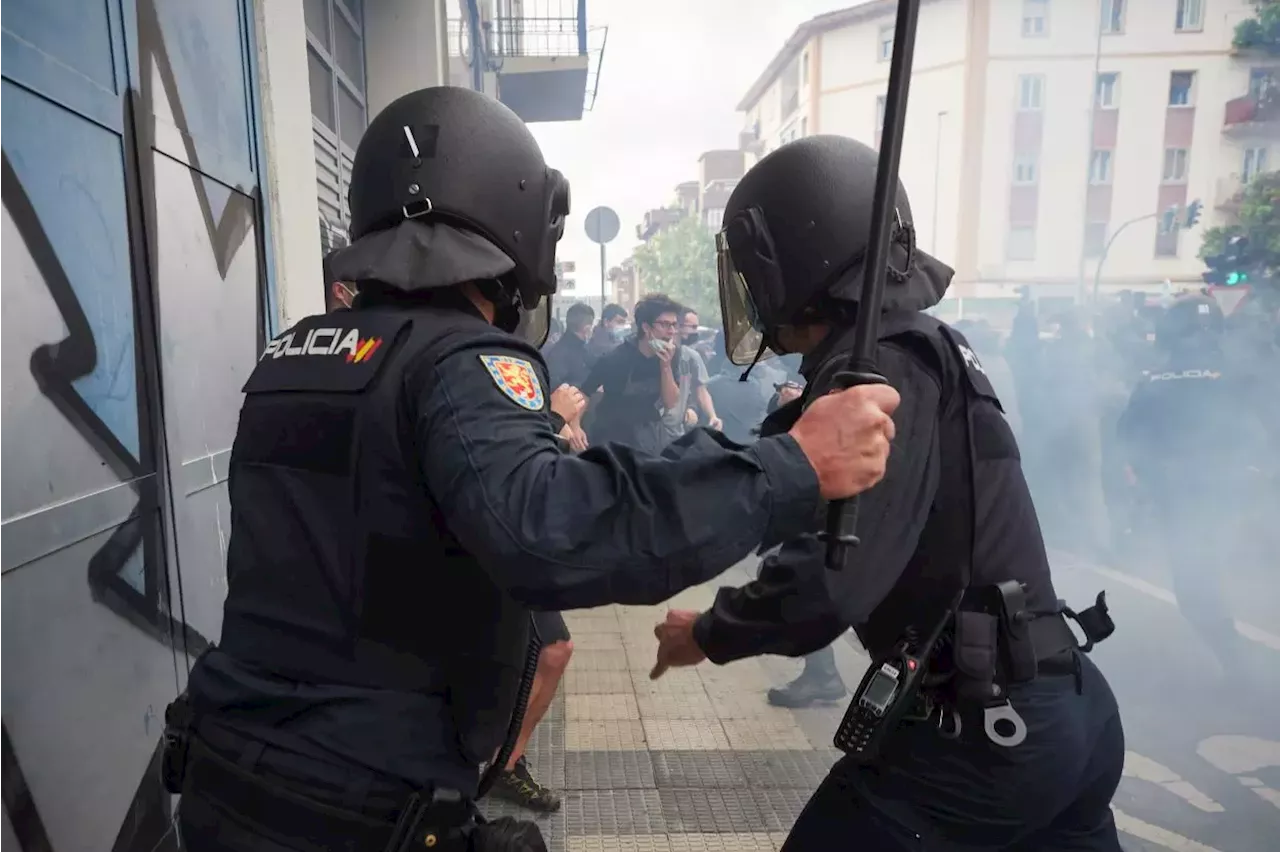 Sigue la Policía Nacional las pelotas de goma a pesar de las protestas