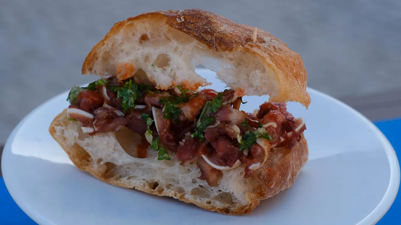 Receta de pan de cristal con oreja a la plancha y salsa brava de MasterChef Celebrity 9