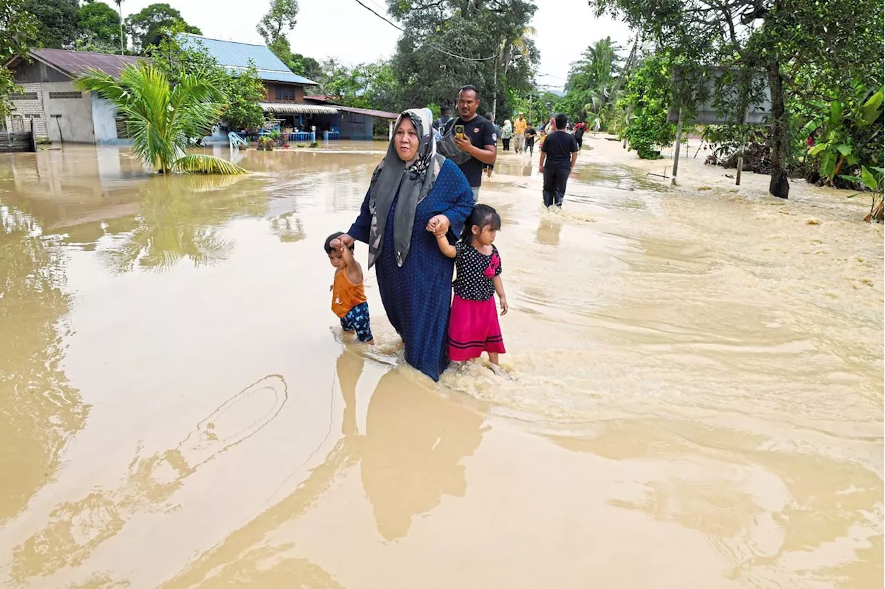 675 evacuated as Kedah floods worsen