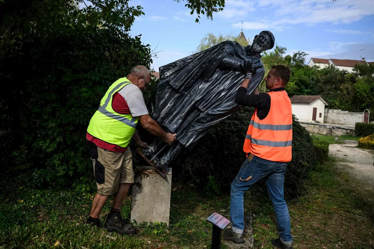 « C’est un symbole qui tombe » : une statue de l’abbé Pierre déboulonnée dans un fief d’Emmaüs