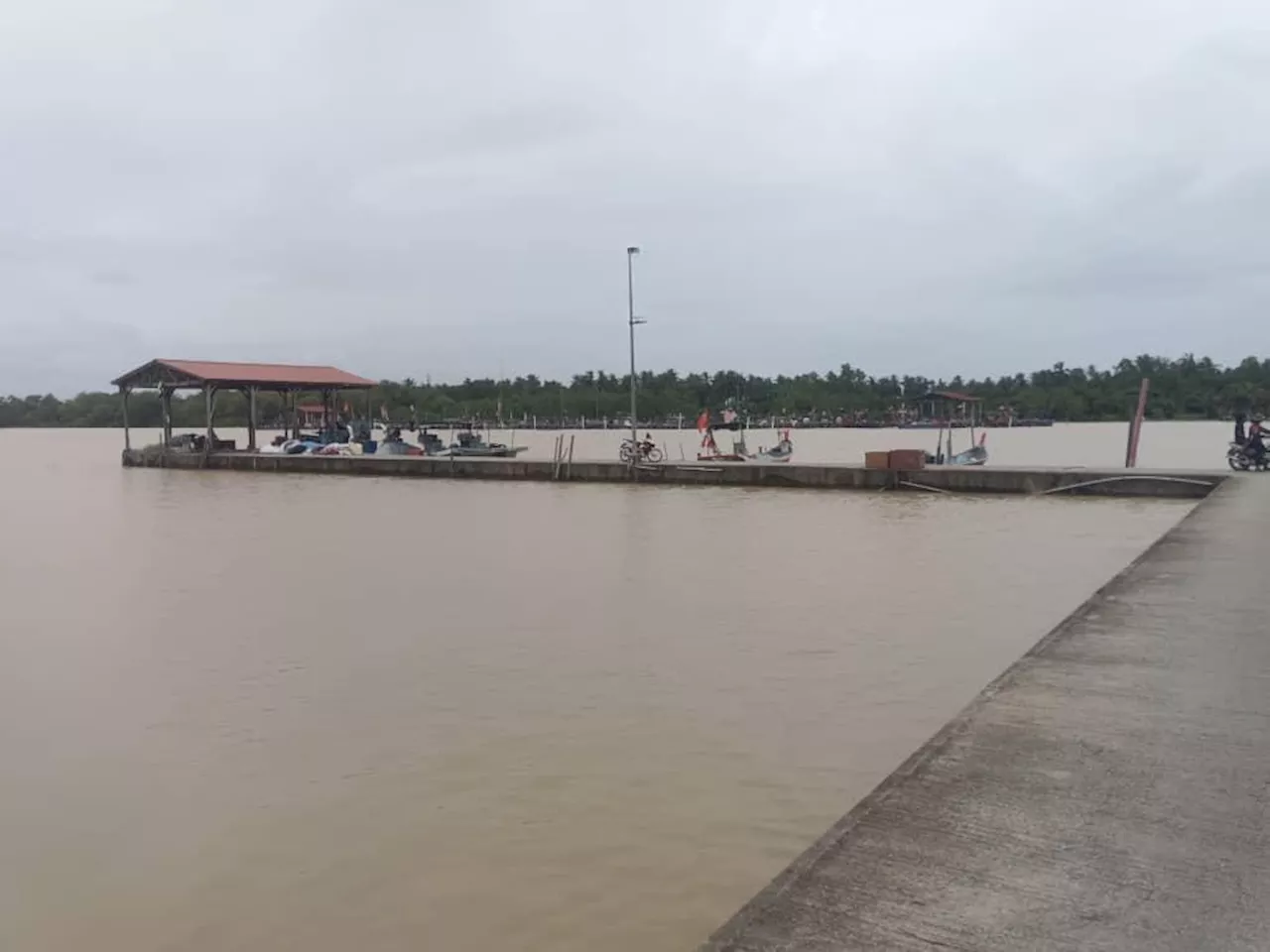 Lelaki dikhuatiri lemas terjatuh dalam muara Sungai Muda