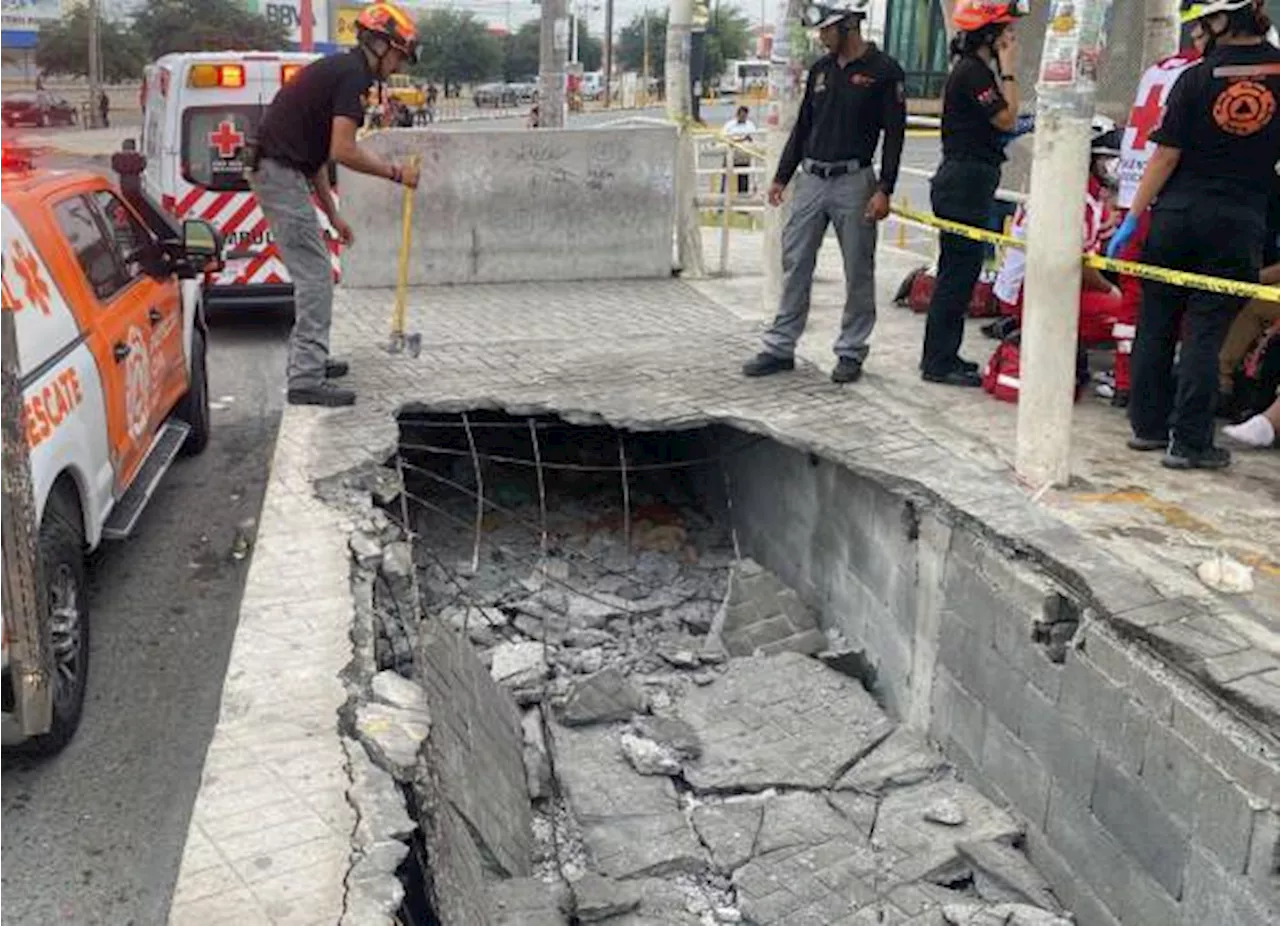 Hundimiento de parada del Transmetro deja tres heridos en Monterrey