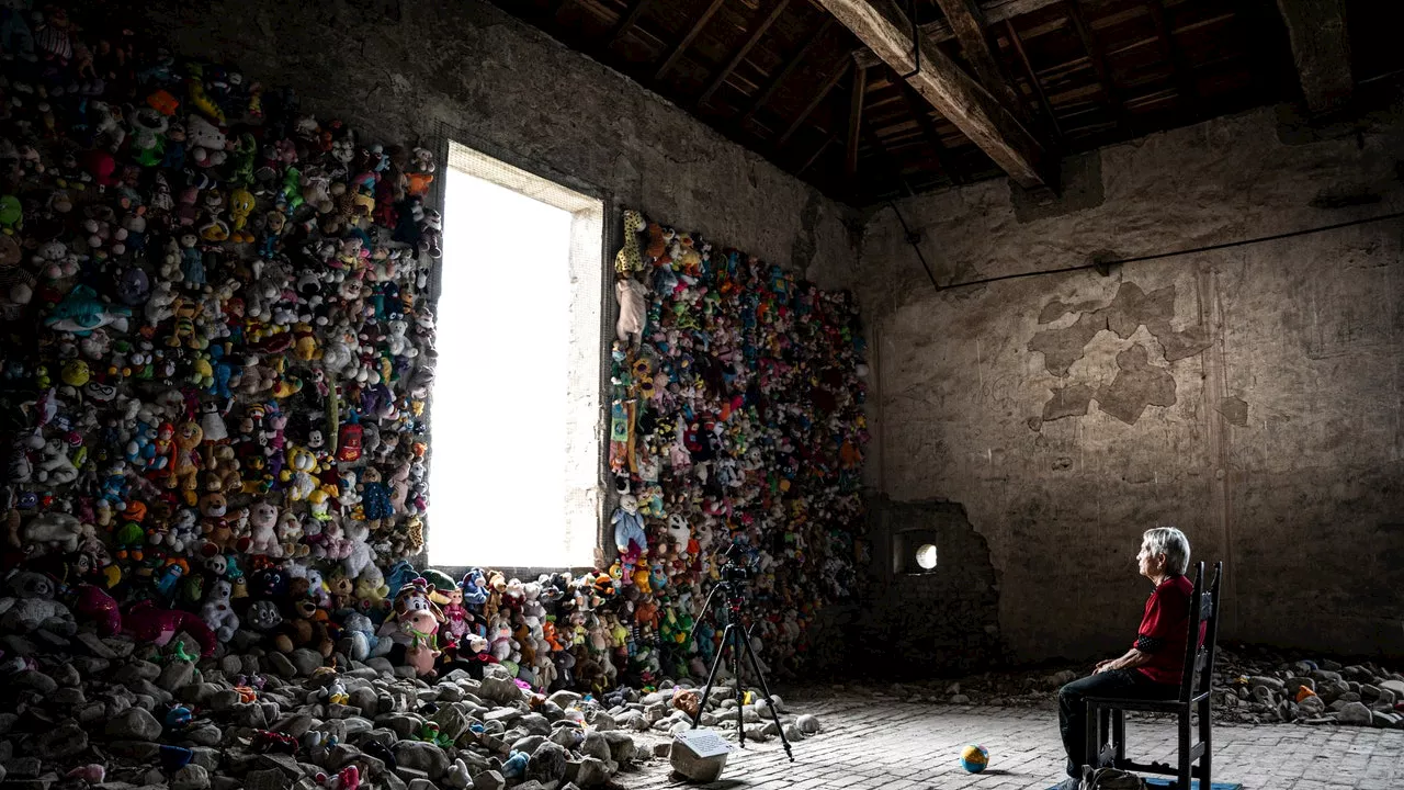 Umano poco Umano: l'istallazione dei 2.000 orsacchiotti dei bambini morti durante la guerra