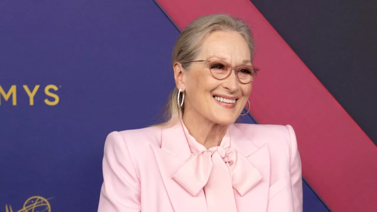 Meryl Streep zeigt bei den Emmys 2024, wie elegant ein rosafarbener Anzug auf dem roten Teppich daherkommt