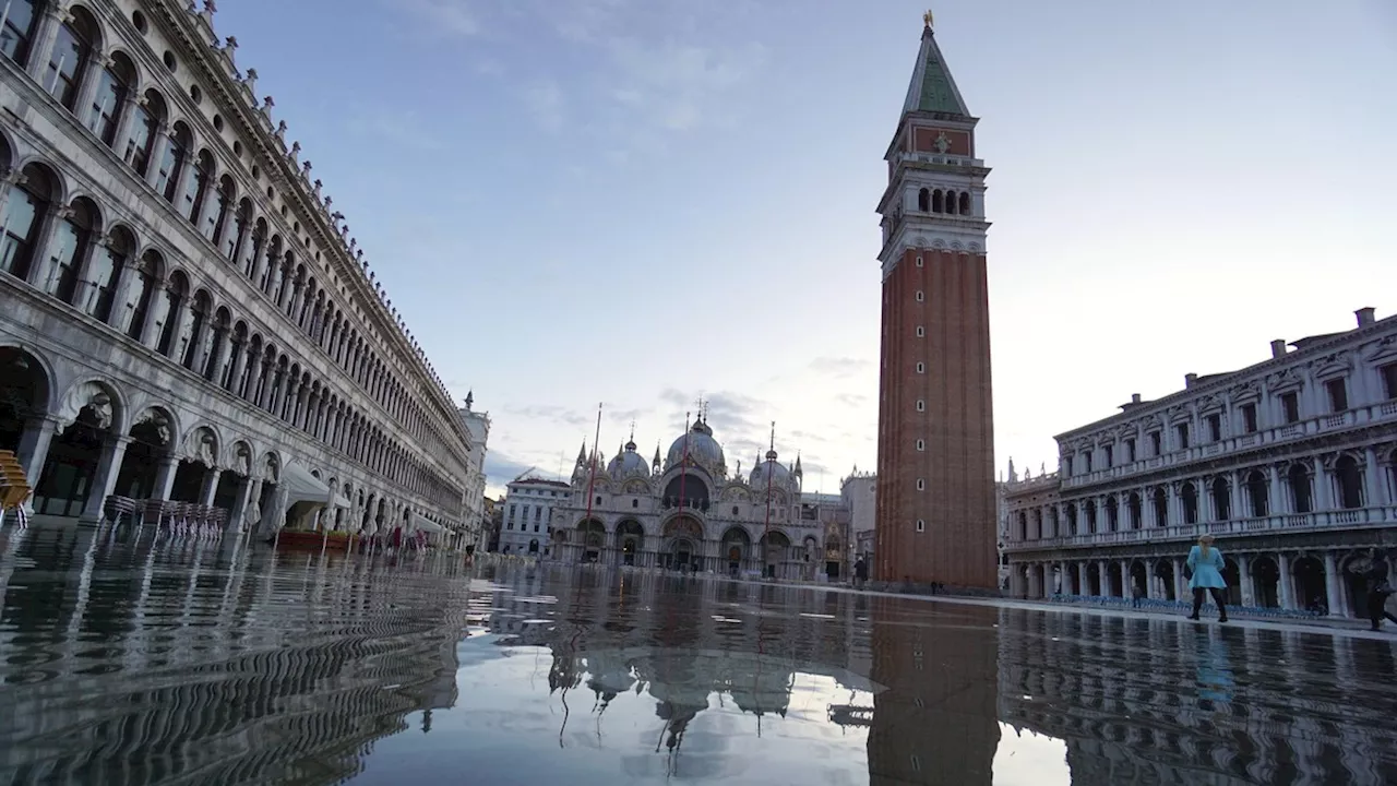 Urlaub: Venedig unter Wasser, Kellnerin ist das egal – virales Video aus Italien