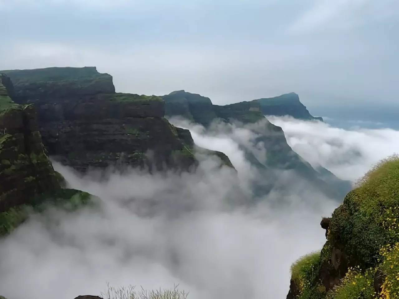 राकट, दणकट, रतनगड... ढगांना प्रेमाने आपल्या कुशीत घेणारा महाराष्ट्रातील सर्वात सुंदर किल्ला