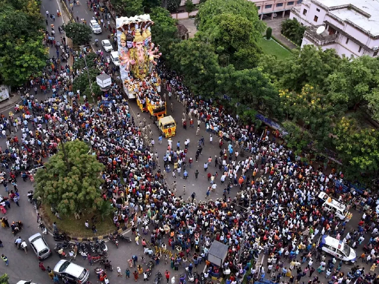 स्वप्नातही वाटलं नसेल असं काही तरी होईल; गणपती मिरवणुकीत नाचत असताना तरुणाचा मृत्यू