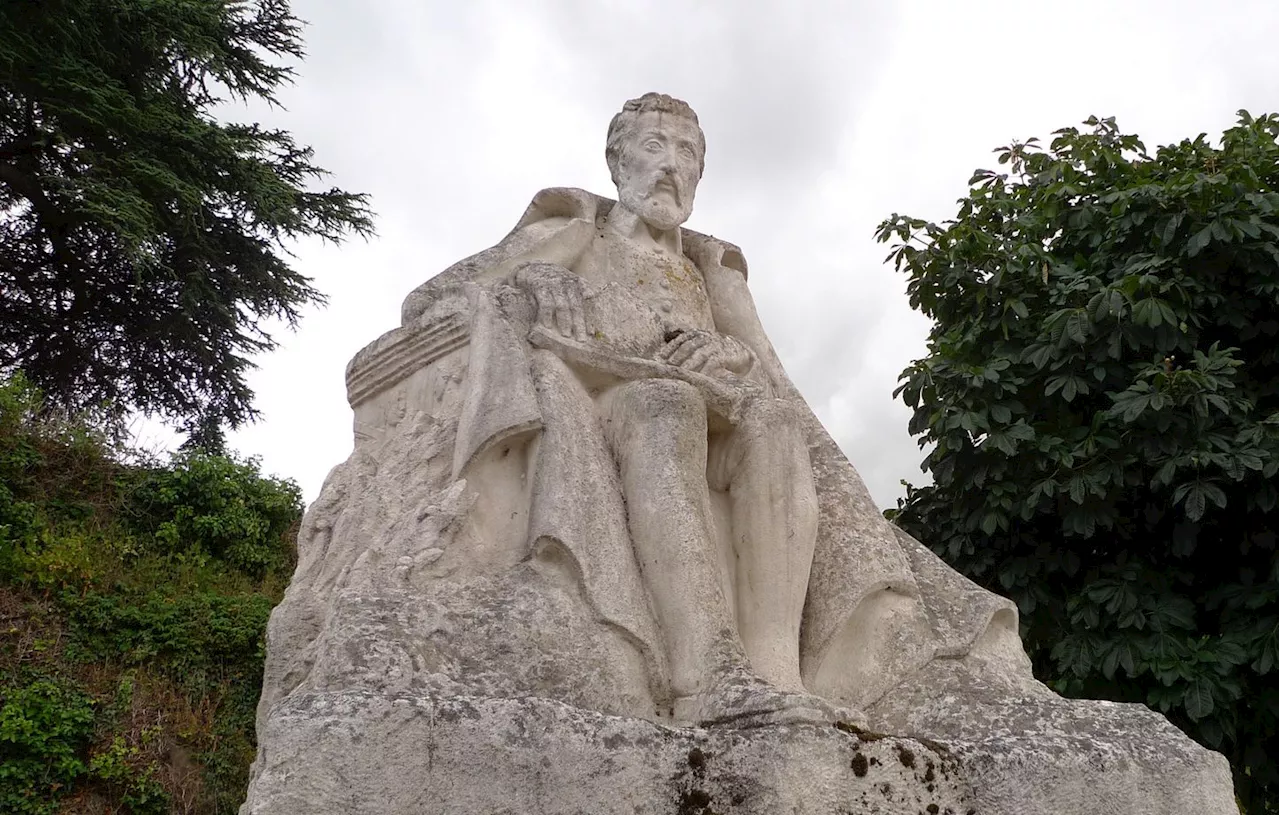 Une sépulture pourrait être celle du poète Joachim du Bellay