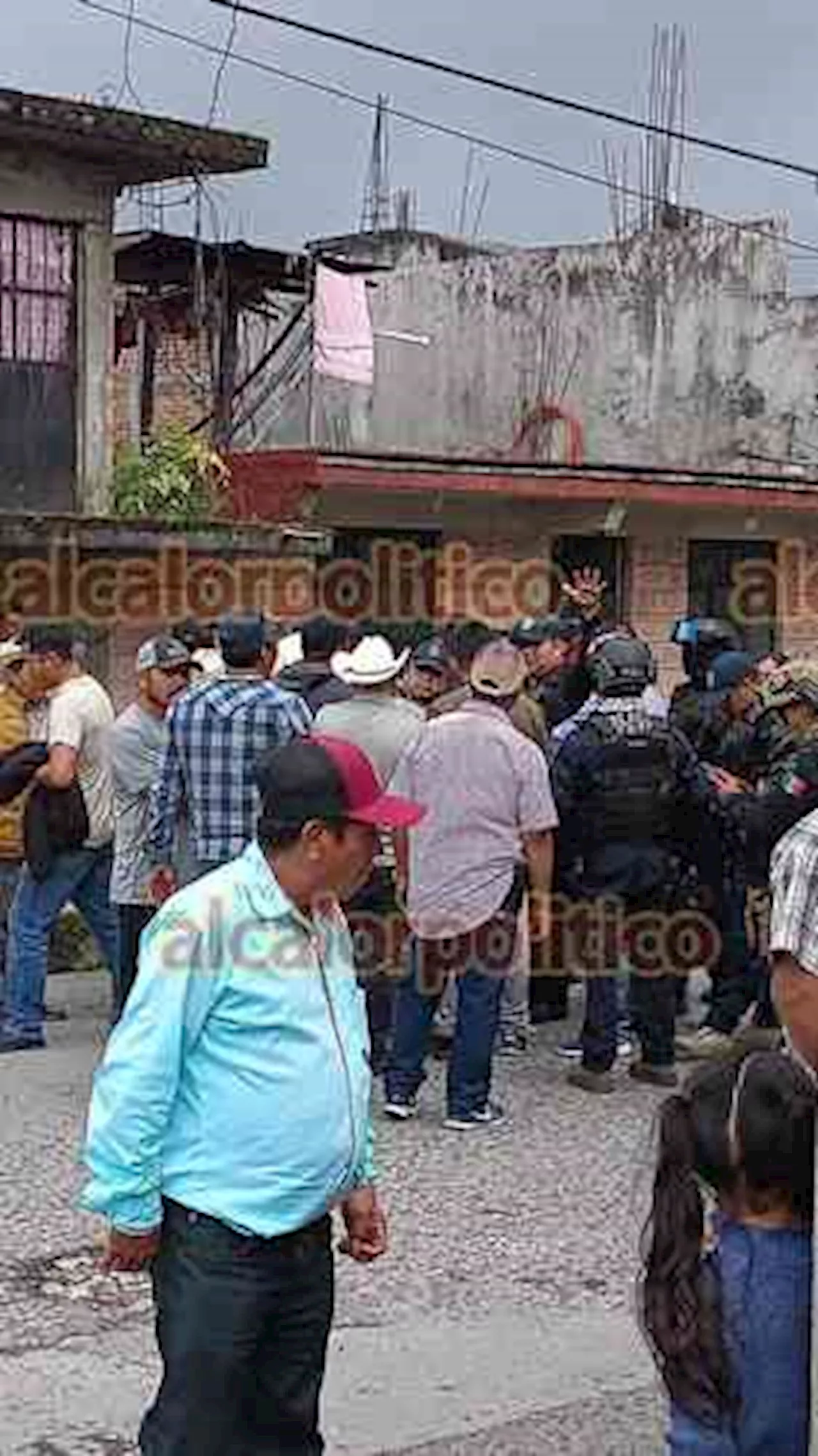 Habitantes de Tetelzingo retienen a Policías Estatales, la tarde de este martes