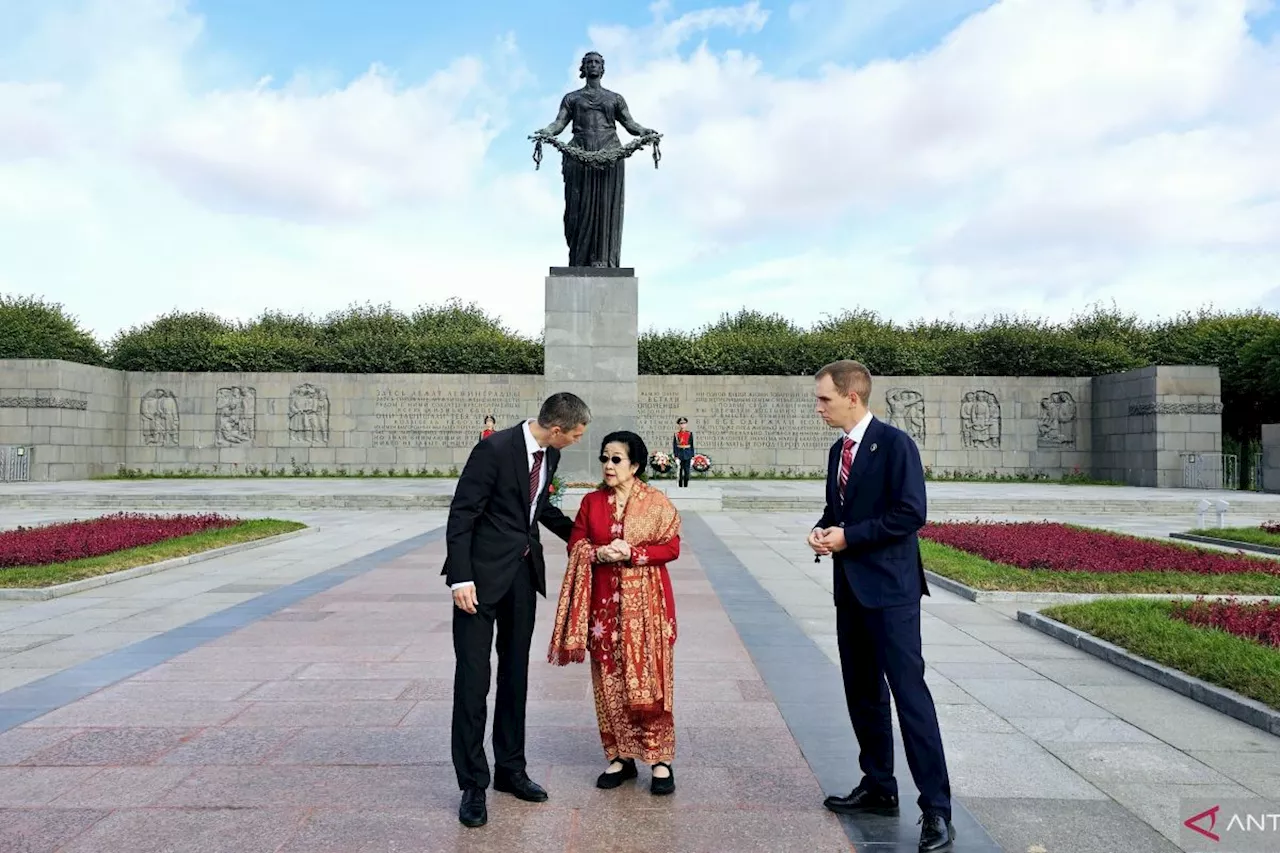 Megawati ziarah ke makam korban pengepungan Leningrad di Rusia