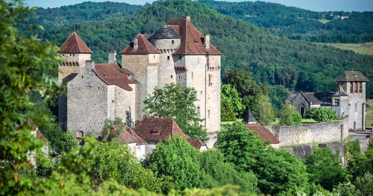 Ce village de moins de 300 âmes renferme trois sublimes châteaux pour une visite féérique