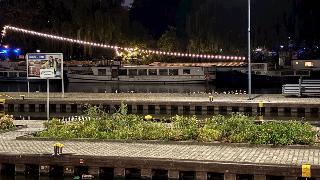 Fischerinsel in der Spree: Dach von Berliner Partyboot stürzt ein